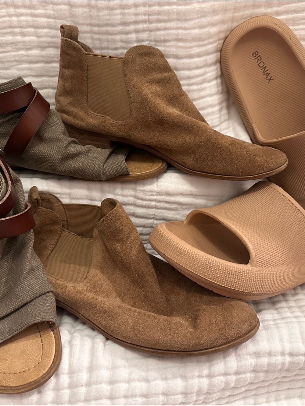 BUNDLE Blowfish Suede Chelsea Flats in Brown Bronax Slides American vintage boot